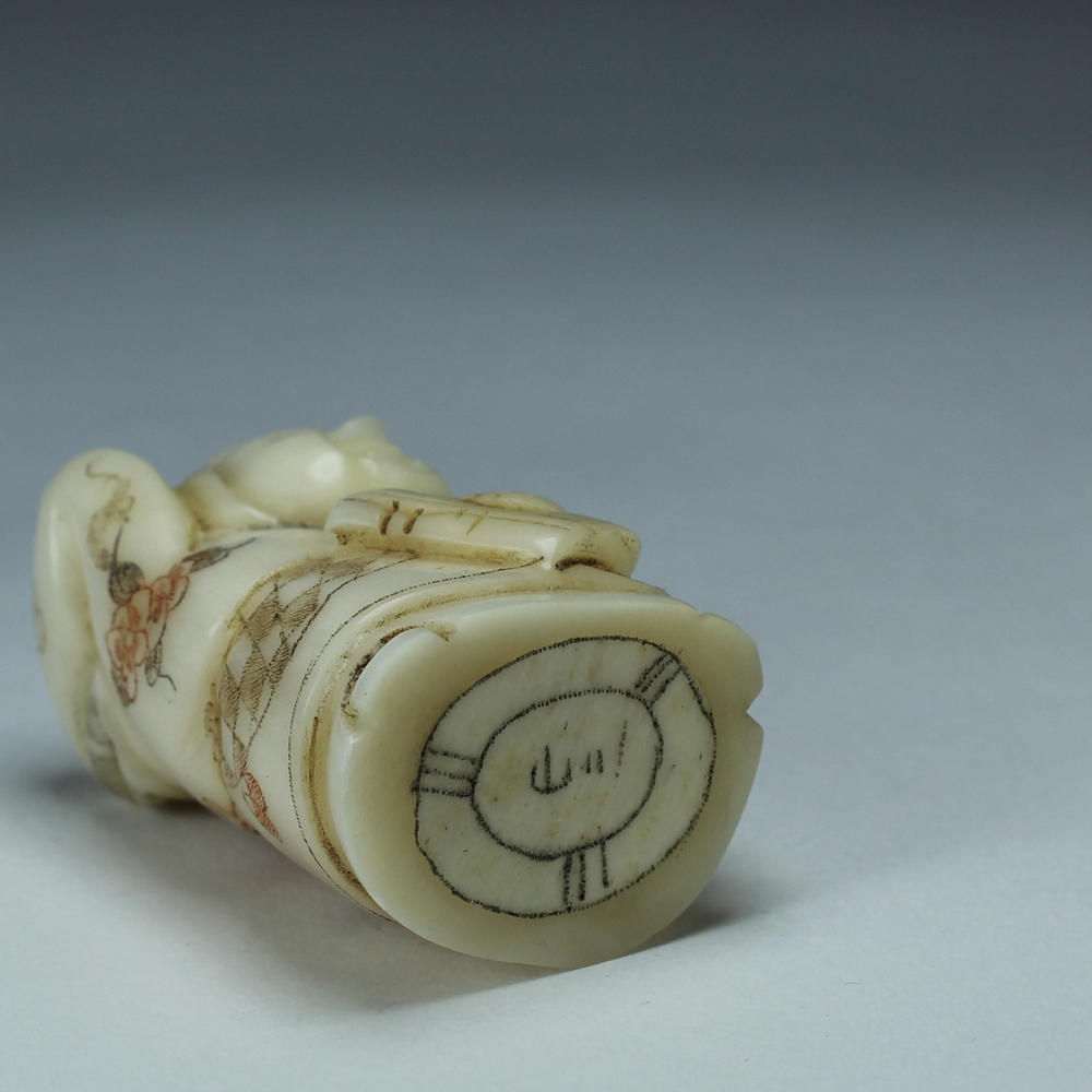 Нэцкэ Ребенок с книгой