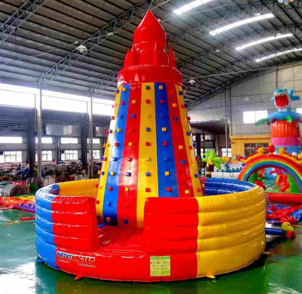 Скалодром "Покоритель вершин" 8*8*7 м