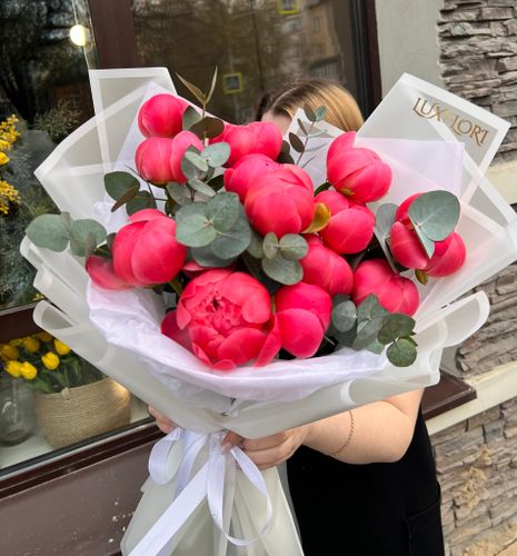 13 красных пионов с Эвкалиптом