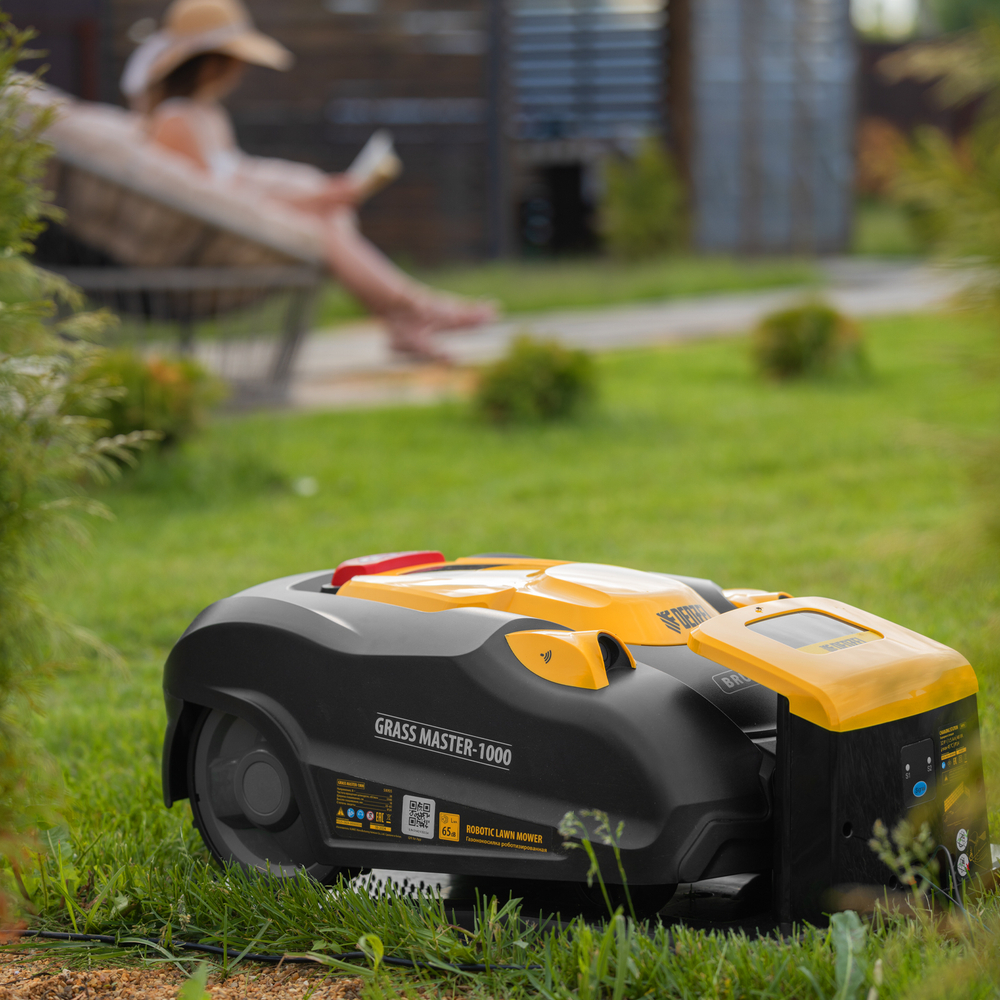 Робот-газонокосилка Grass Master 1000  1000м², 3Ач, 28V, LCD дисплей, Wi-Fi Denzel
