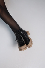 047 Ботинки черные короткие со шнуровкой AGL10