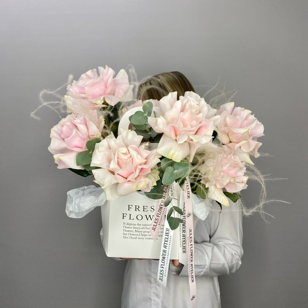 «Зефир» французские розы с эвкалиптом в сумке