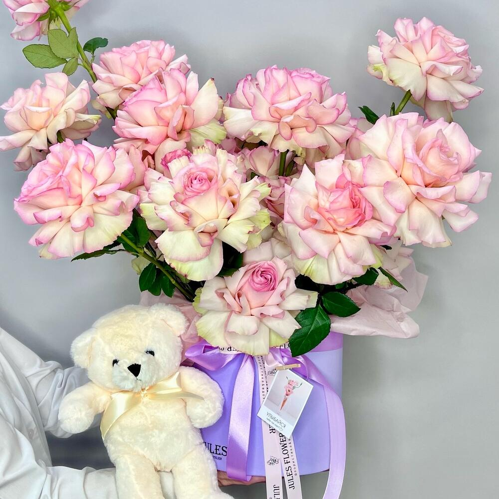 «Мадам Фигаро» с мишкой. 15 французских роз Эсперанс в коробке с мягкой игрушкой