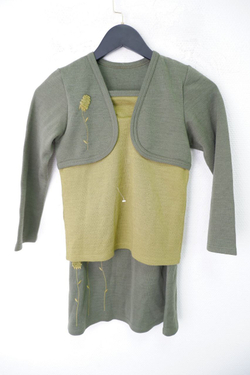 Костюм-двойка с юбкой зеленый на 8-9 лет, новый