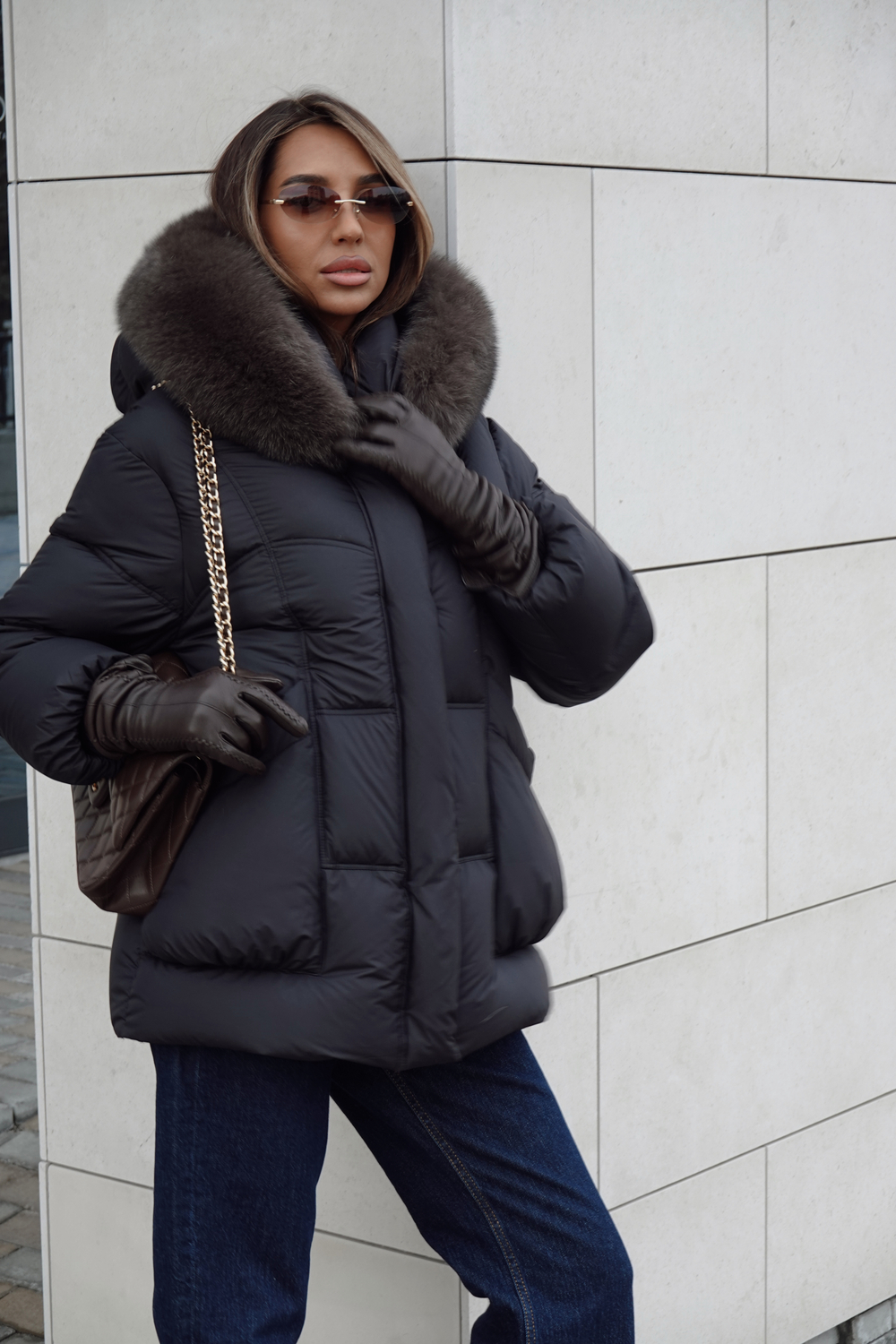 Пуховик с акцентными карманами и капюшоном