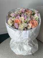 Букет из кустовых пионовидных роз, лизиантуса, маттиолы и пионовидных одноголовых роз