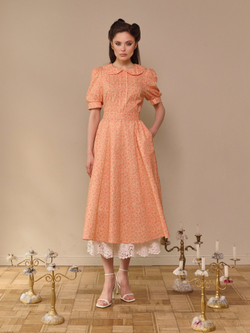 Платье с отложным воротником