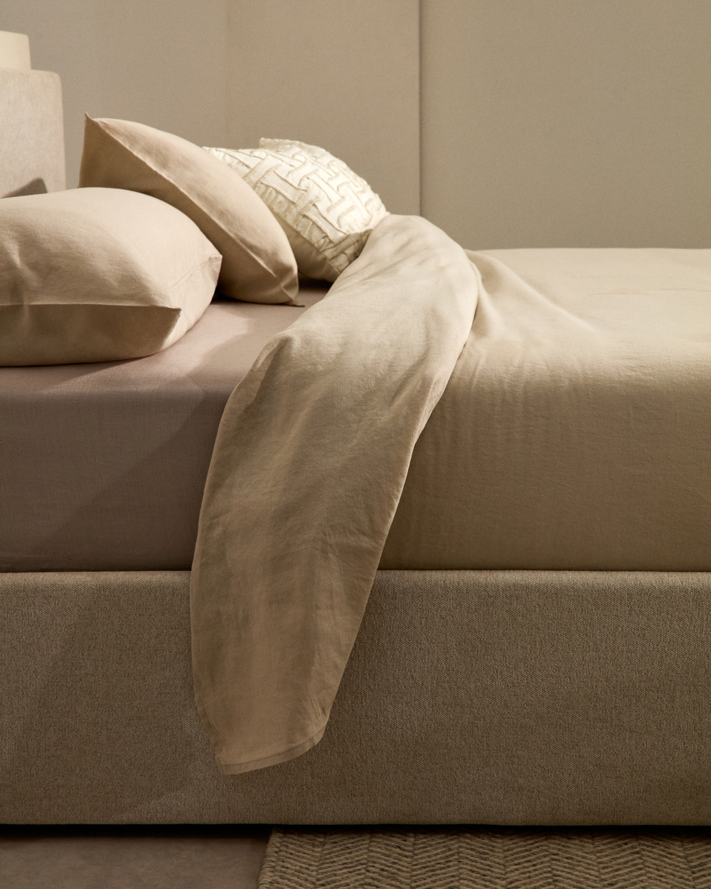 Кровать Nahiri бежевого цвета из шенилла с ящиком для хранения 160 x 200 см