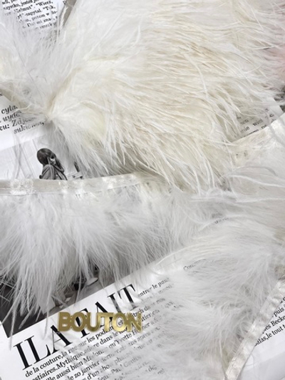 Белые перья на ленте марабу и страус