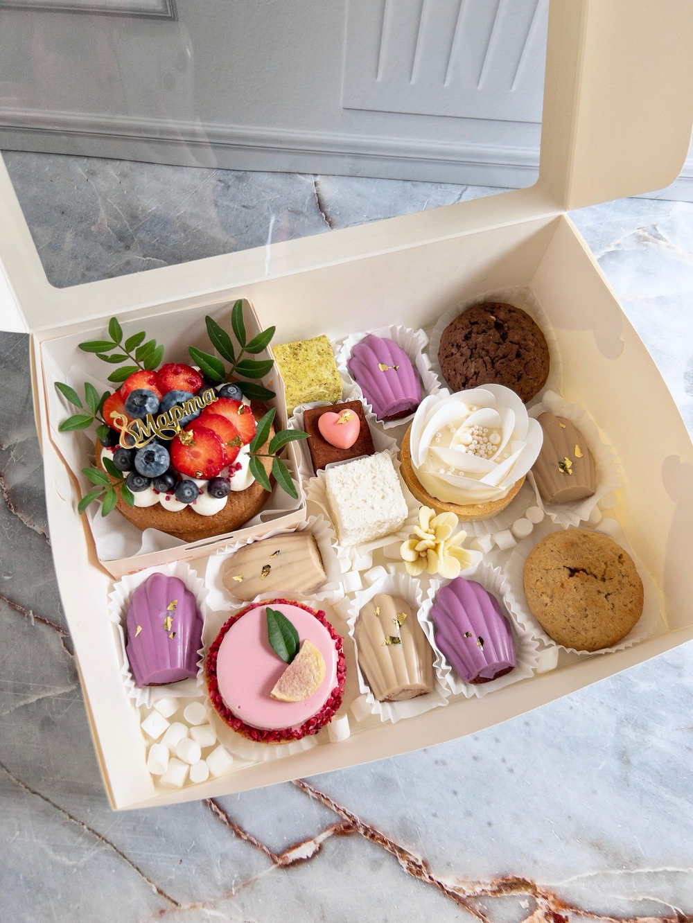 Большой подарочный набор с бенто Медовик на 8 Марта