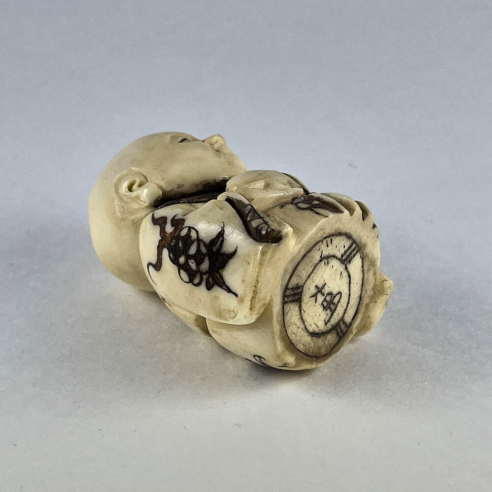 Статуэтка нэцкэ Ребенок Карако с большим персиком