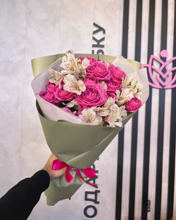 Букет с пионовидными кустовыми розами и альстромерией