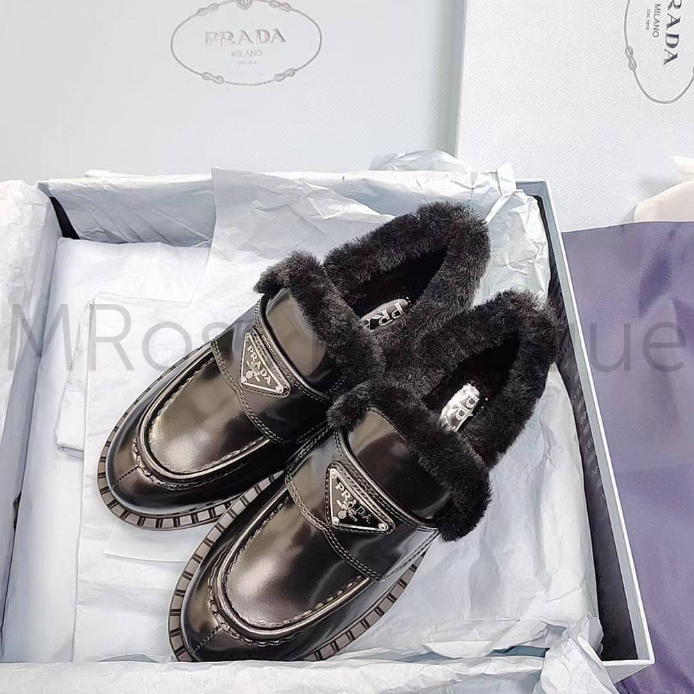 Женские лоферы Prada с мехом