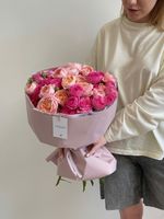 Букет из ярких кустовых пионовидных роз в оформлении