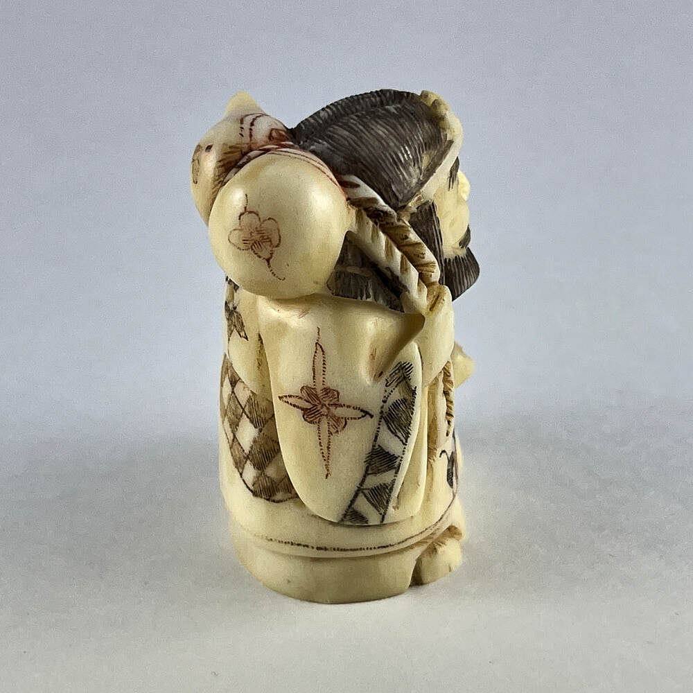 Статуэтка нэцкэ Бисямонтэн (или Тамонтэн) с тыквой горлянкой