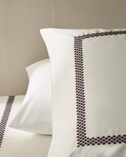 ZARA HOME САТИНОВАЯ НАВОЛОЧКА С ВЫШИВКОЙ, БОРДОВЫЙ