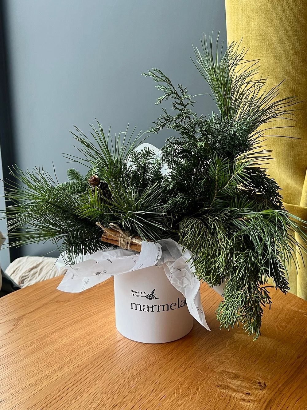 Композиция из хвои с корицей