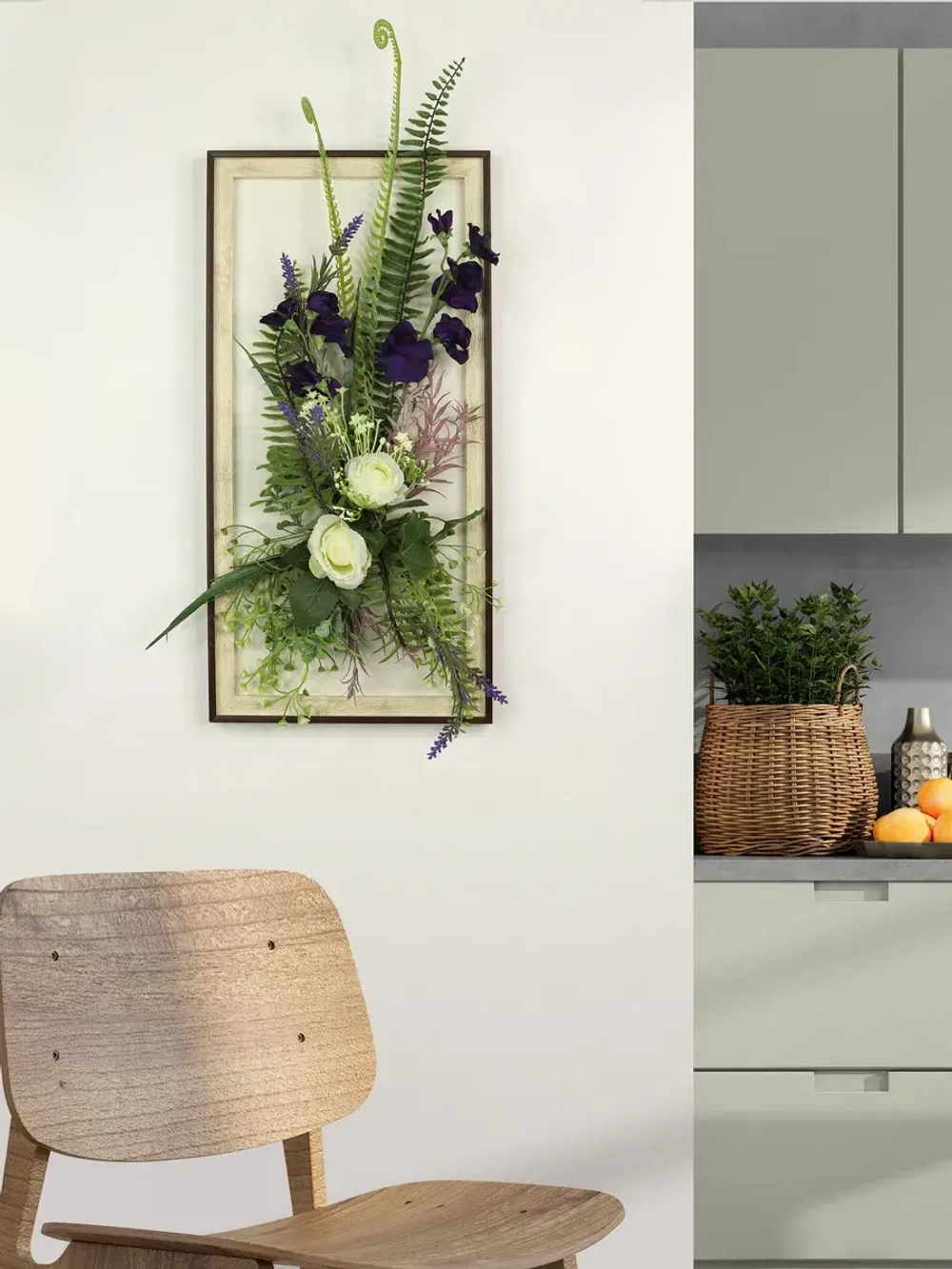 Искусственные цветы в багетной раме для декора