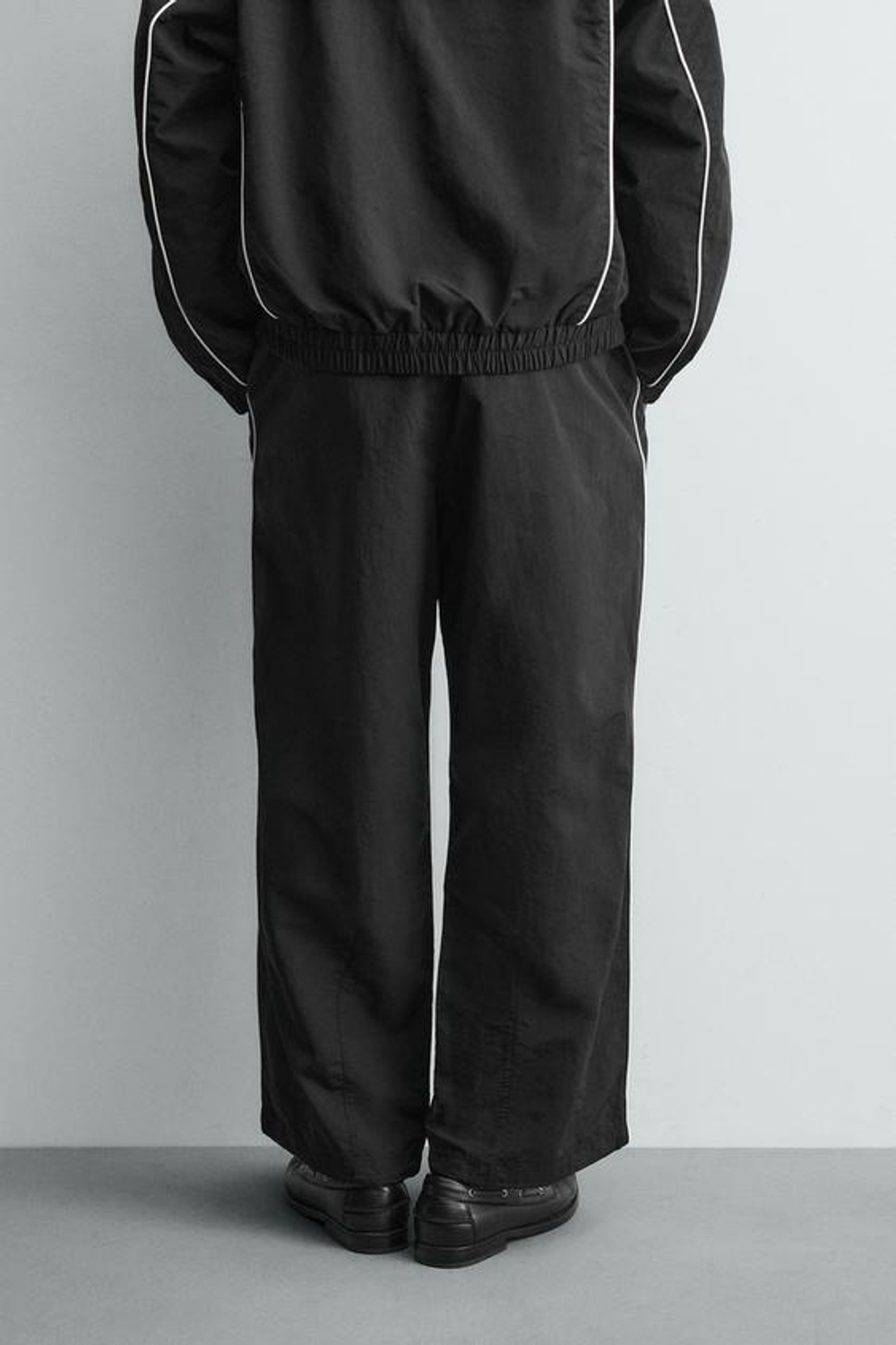 ZARA ДЖОГГЕРЫ ИЗ ВЫСОКОТЕХНОЛОГИЧНОЙ ТКАНИ С КОНТРАСТНЫМИ ПОЛОСАМИ, ЧЕРНЫЙ