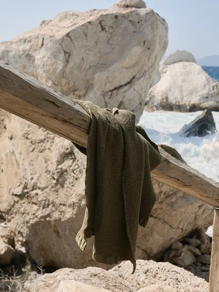 Полотенце банное из умягченной вафли цвета хаки из коллекции essential, 70x140 см