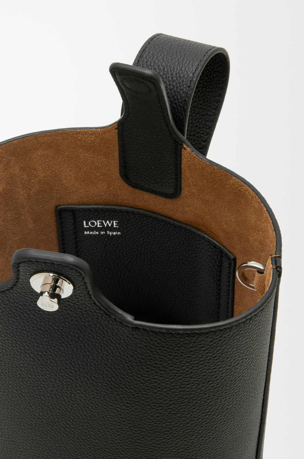 Loewe Мини-сумка-ведро Pebble из мягкой зернистой телячьей кожи, черный