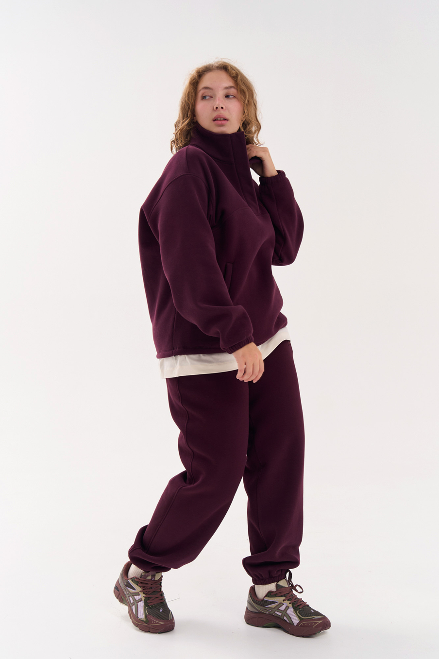 Джоггеры из футера с начесом в винном цвете