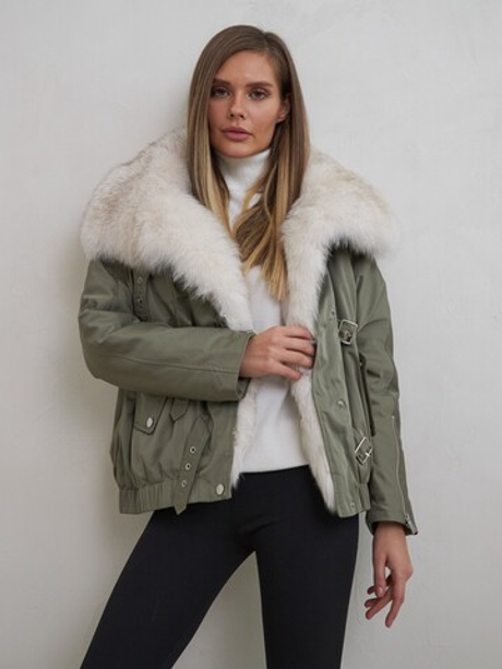 Укороченная парка в цвете хаки с бежевым меховым воротником