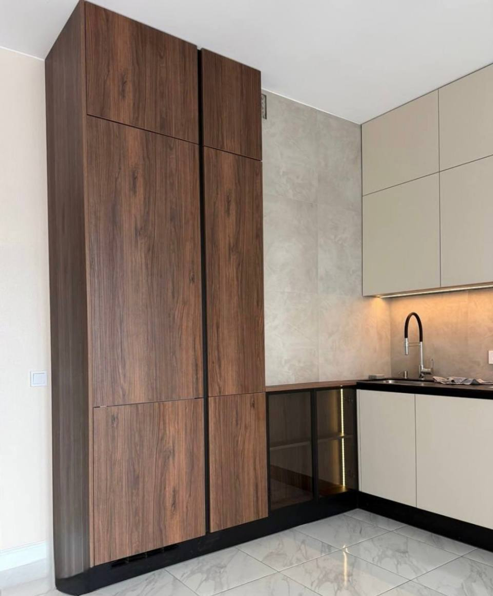 Современная кухня с тонированным стеклом и профилем Gola — без ручек