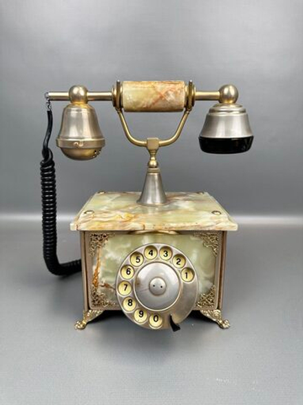 Винтажный телефон из оникса