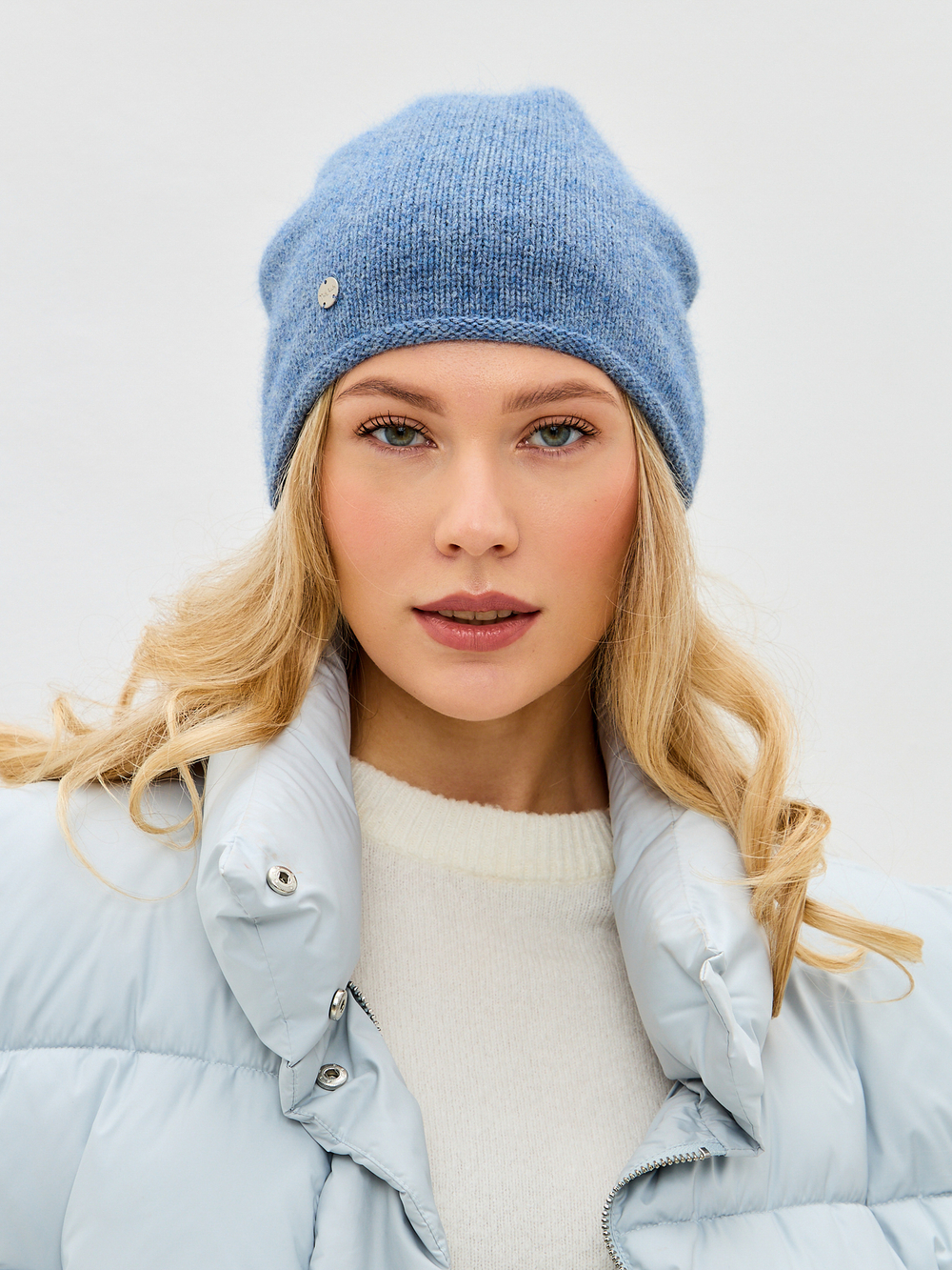 Шапка GLORY удлиненная одинарная с руликом с содержанием шерсти енота и ангоры