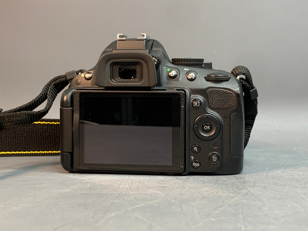 Nikon D5100 Kit 18-55mm 3.5-5.6G VR 2.363 Кадров