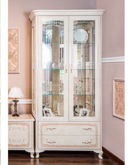 Шкаф-витрина ПАТРИСИЯ  2-х створчатая корень крем глянец