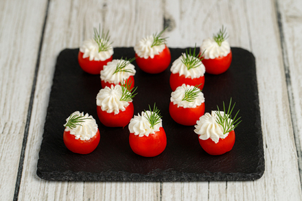 Помидор черри, фаршированный сырным кремом