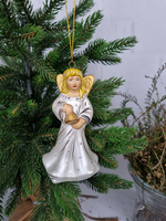 Ангел с колокольчиком ёлочная игрушка из фарфора