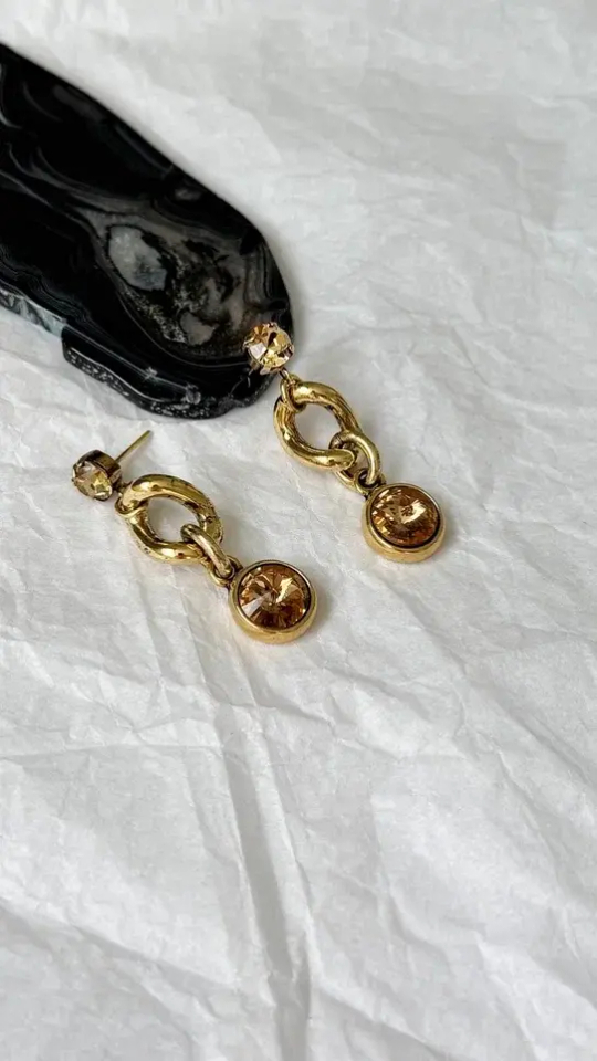 Серьги пусеты плоская цепь с персиковыми кристаллами Swarovski, оттенок золото