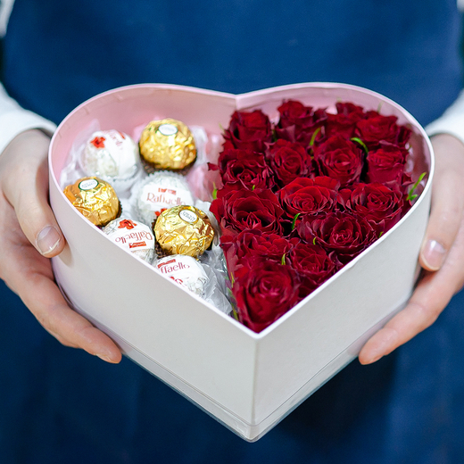 Коробочка- сердце с цветами и конфетами