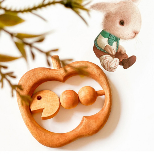 Деревянная погремушка - грызунок Очень голодная гусеница Леснушки