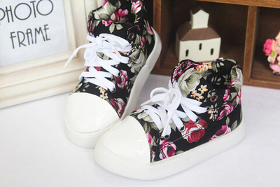 Кеды детские на шнуровке и с цветочным принтом