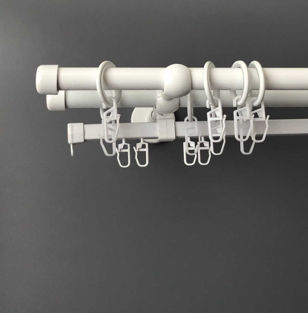 Карниз кованый "Заглушка Ост" d16 мм трехрядный со второй направляющей, цвет белый