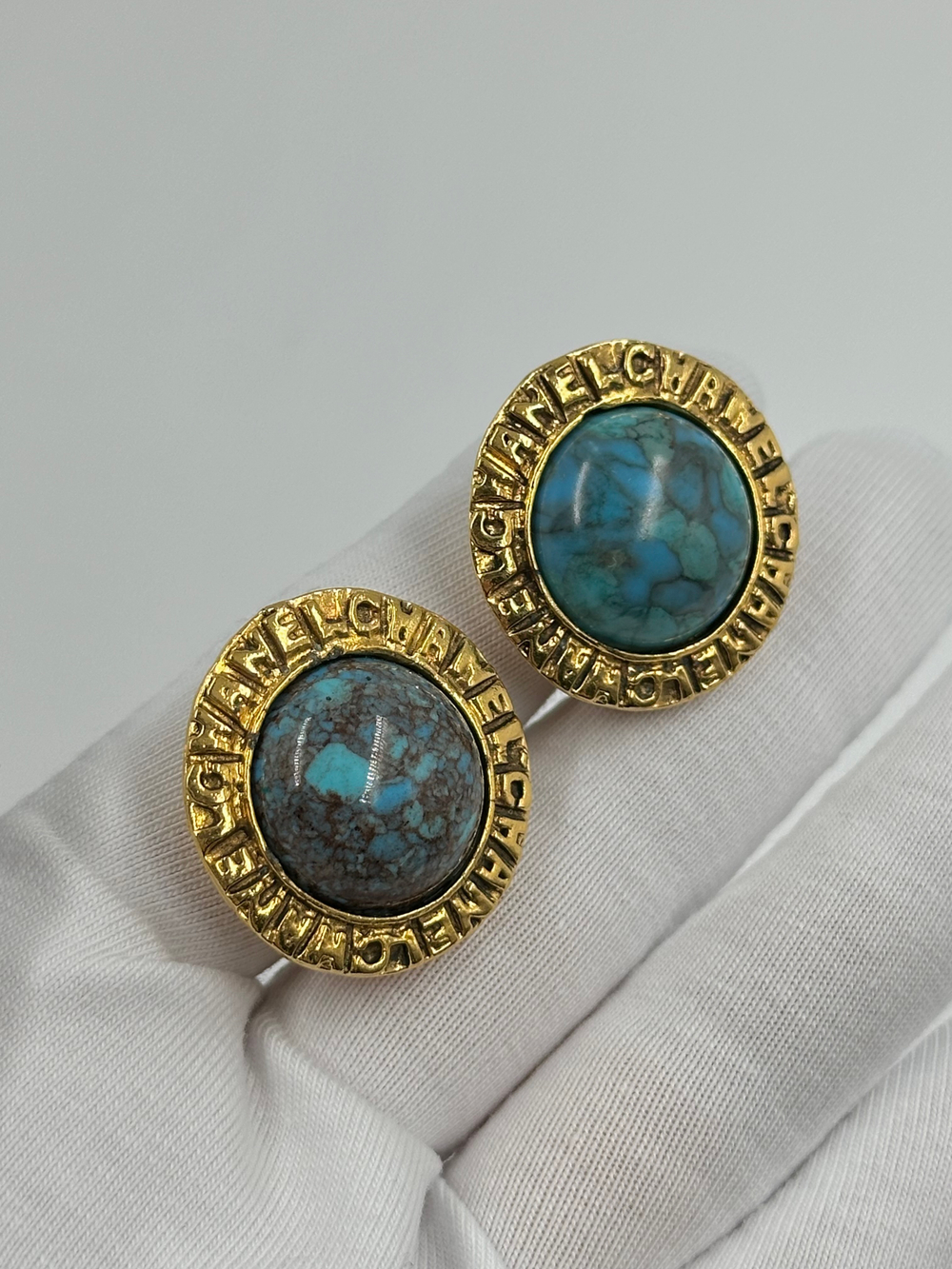 Клипсы с голубыми кабошонами Chanel