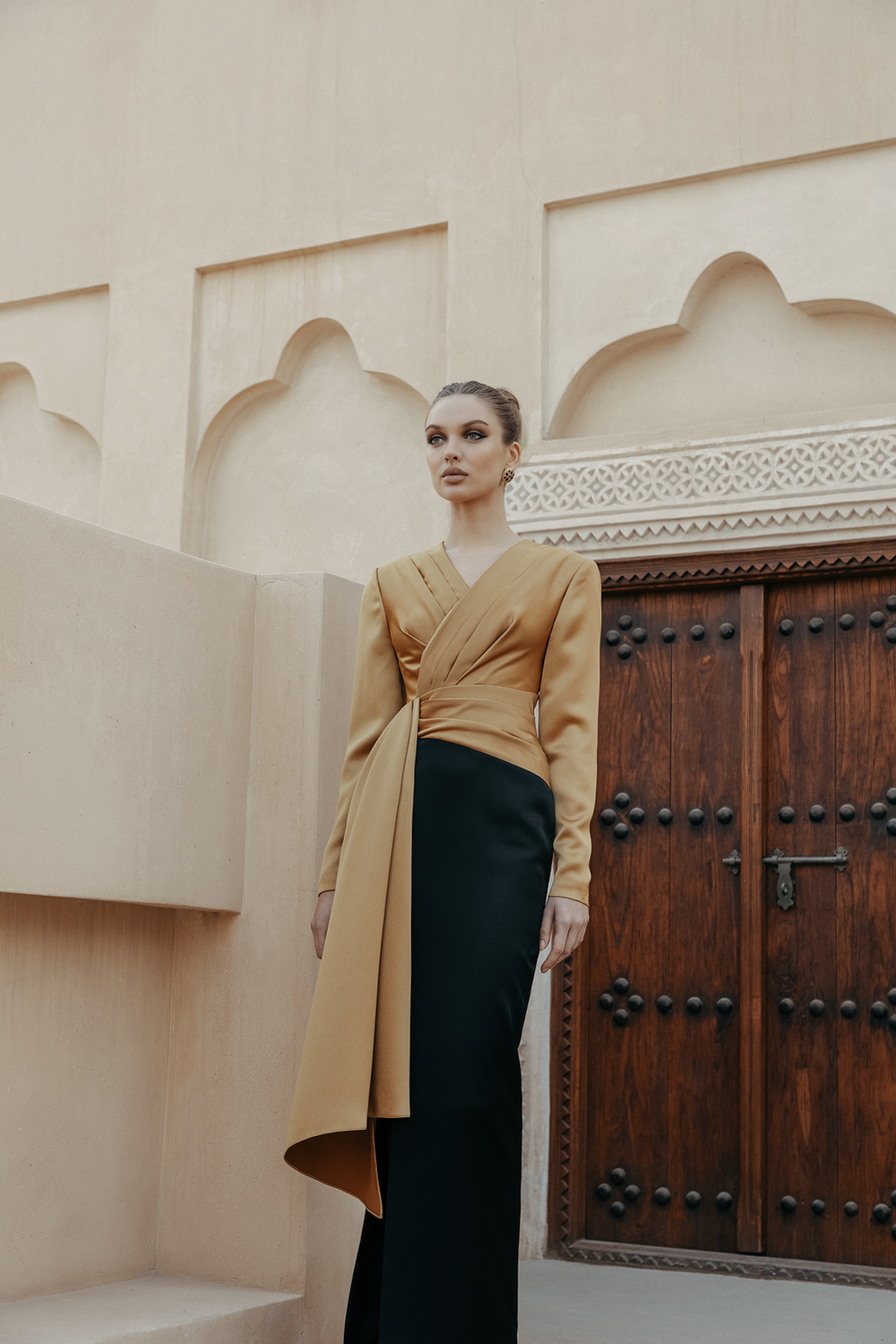 Платье макси драпированное из сатина с объемными плечами