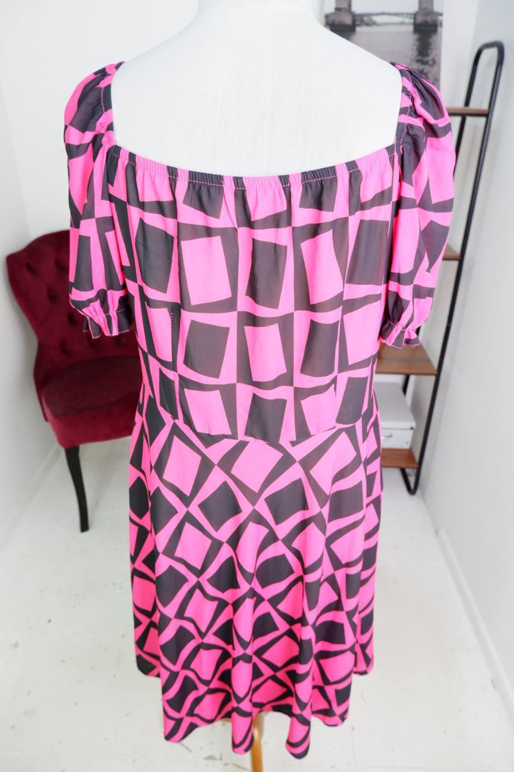 Платье с геометрическим принтом, визуально на 52/54 размер