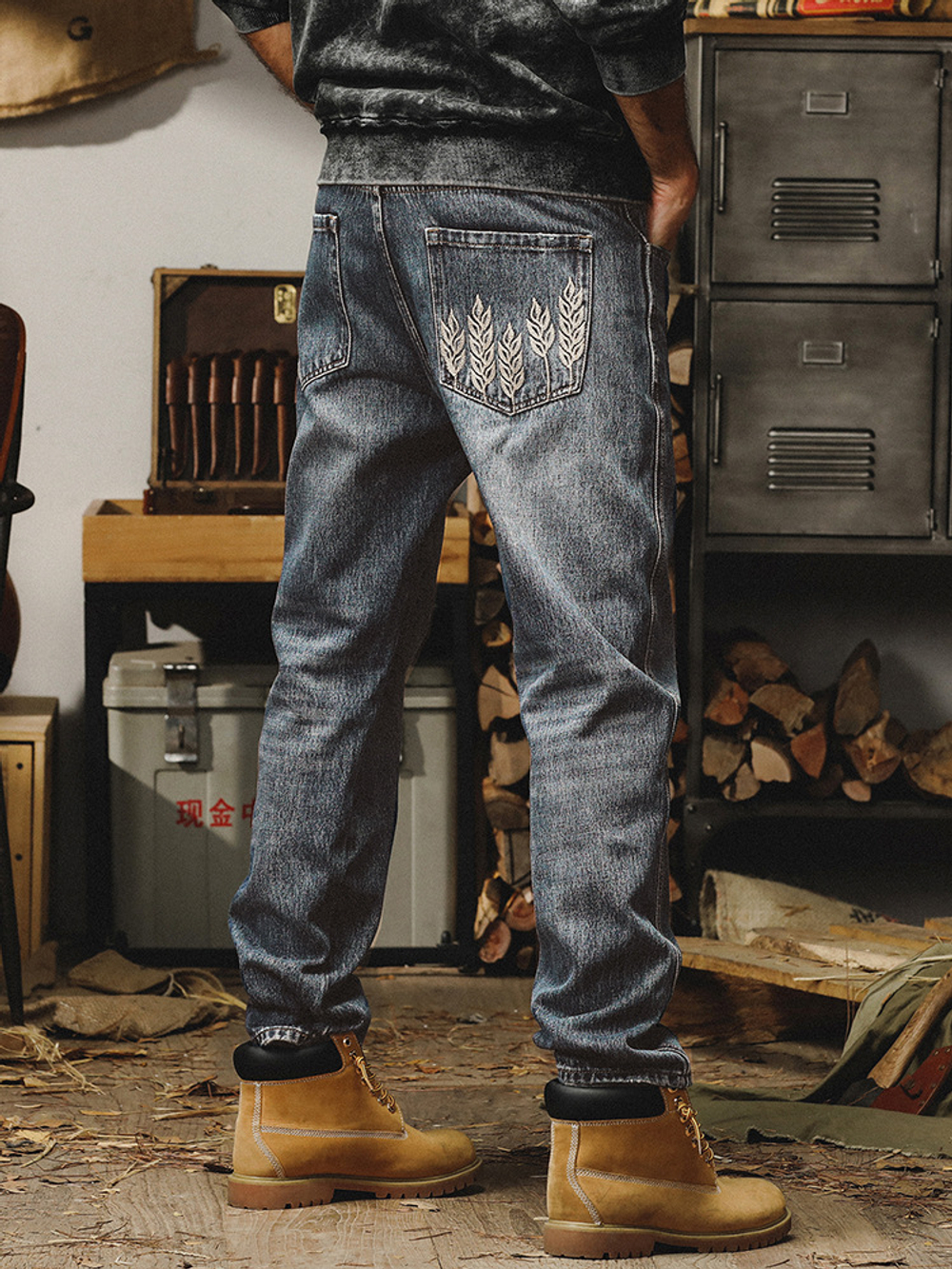 Мужские джинсы с изысканной вышивкой "колосья" на задних карманах