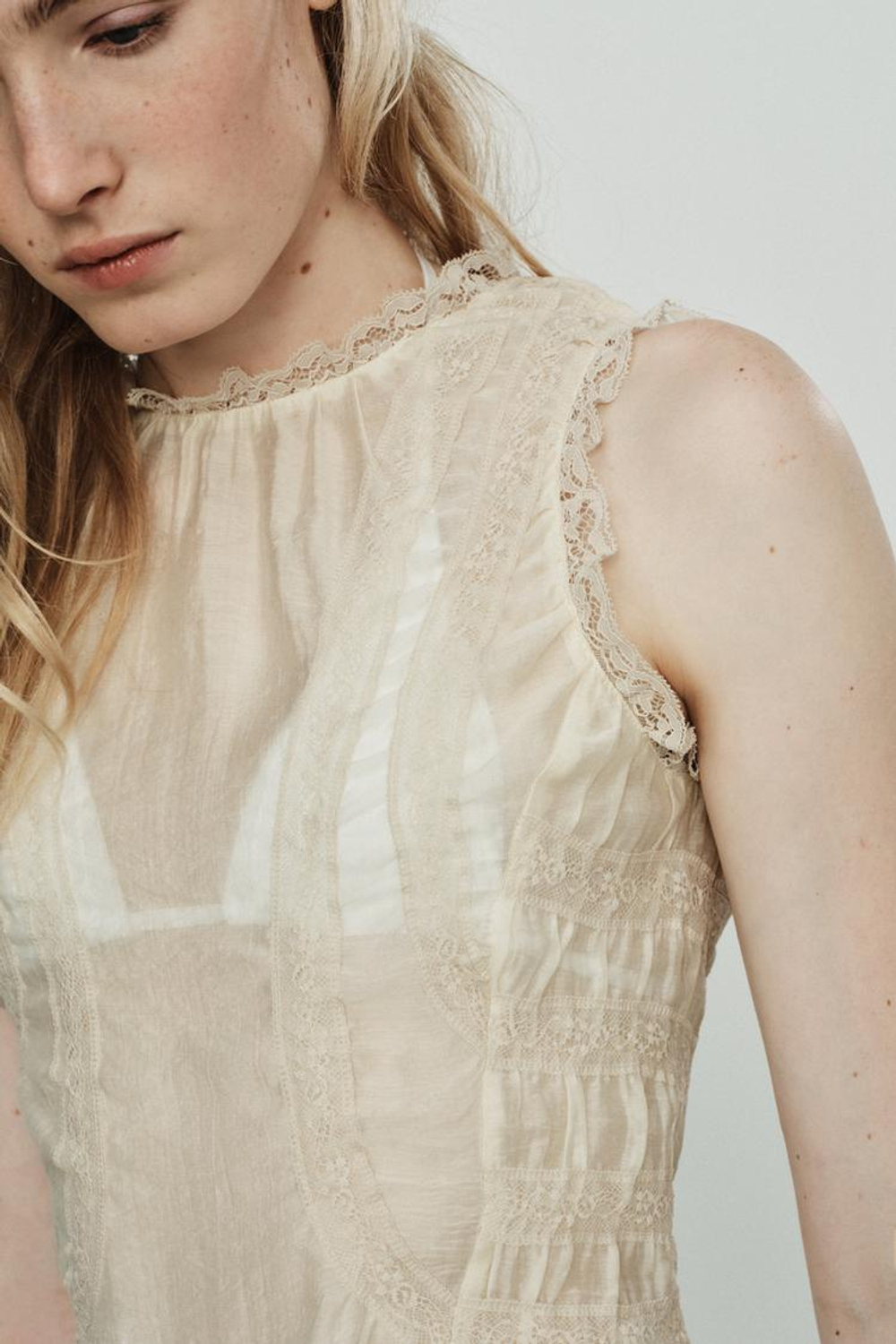 ZARA КРУЖЕВНАЯ РУБАШКА С ОБТЯНУТЫМИ ПУГОВИЦАМИ, КРЕМОВЫЙ