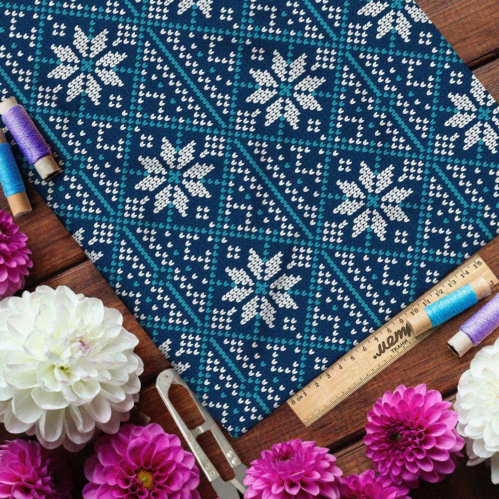 Ткань блэкаут крупный плотный узор на синем свитере