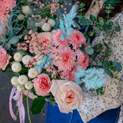 149. Свежий нежный букет с ароматными пионовидными розами