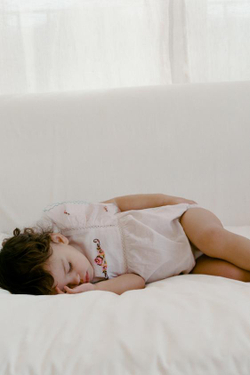 ZARA КОМБИНЕЗОН С ВЫШИТЫМ ЦВЕТКОМ, ЭКРЮ