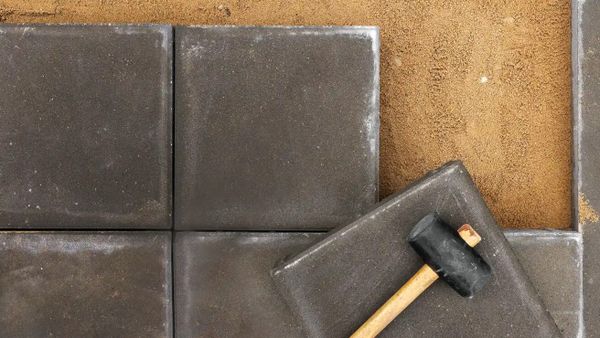 Как сделать раскладку тротуарной плитки с учетом особенностей ландшафта
