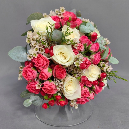 Букет невесты и бутоньерка в бело-малиновой гамме