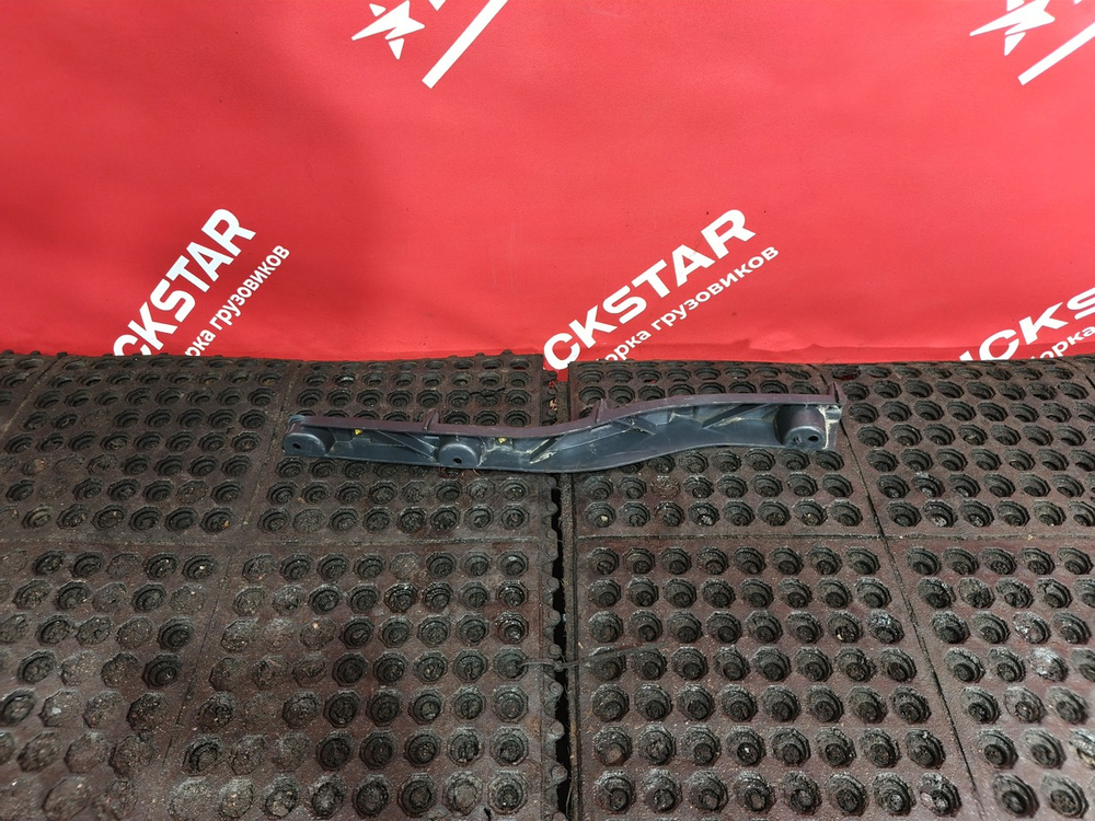 Накладка корпуса подножек правая 2017г